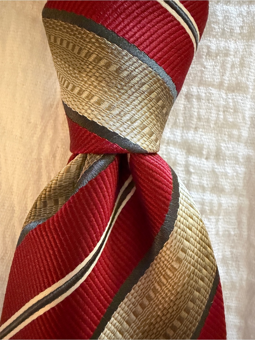 ERMENEGILDO ZEGNA Mens Silk Necktie ITALY Luxury Diagonal STRIPES Red Gold EUC